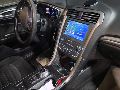 Used 2020 Ford Fusion SE image 11