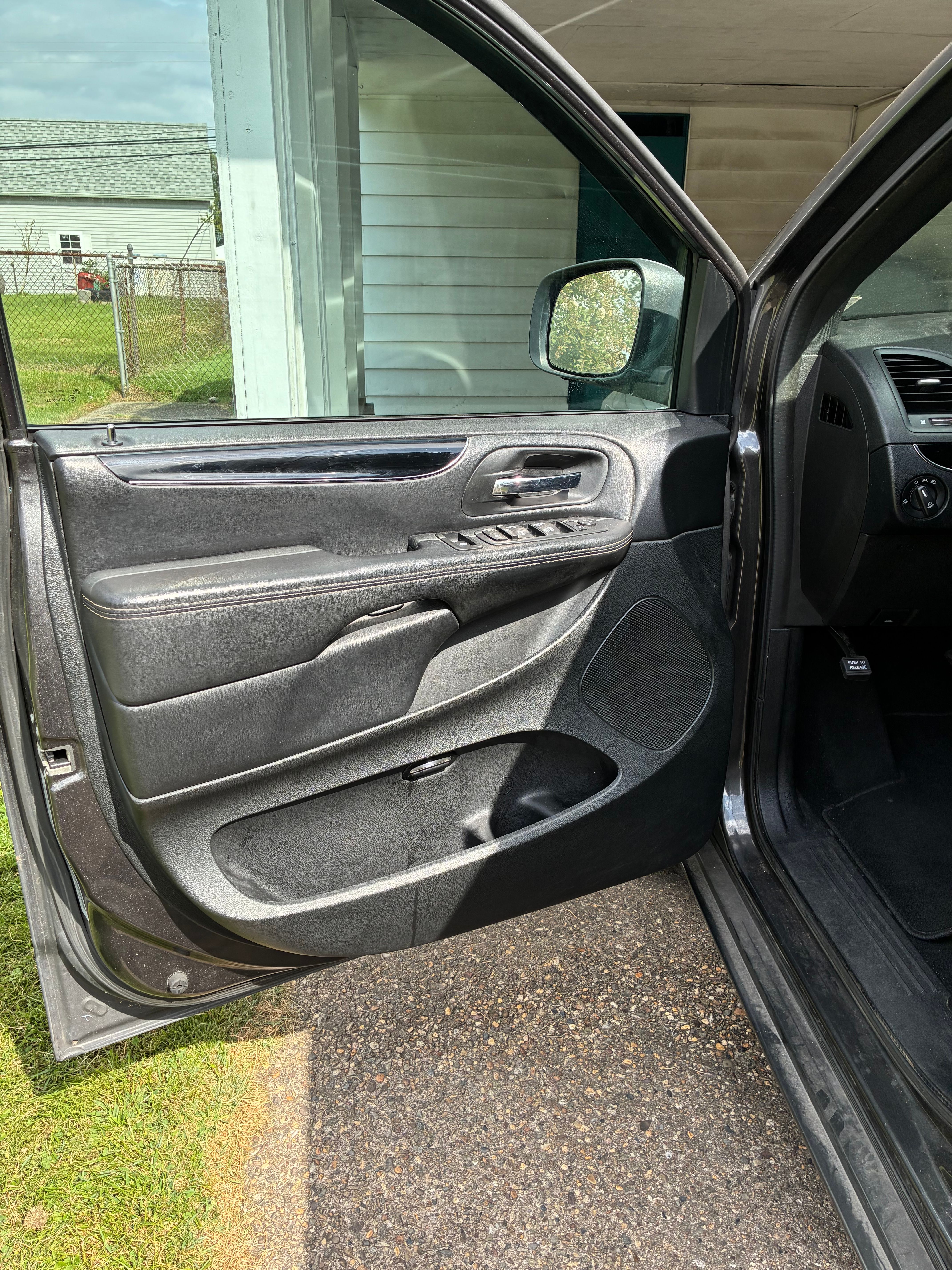 Used 2016 Dodge Grand Caravan SE FWD image 18