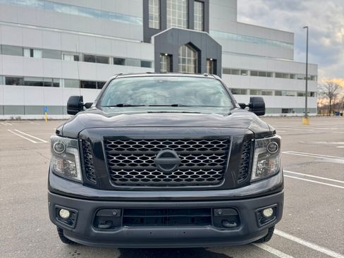 Used 2018 Nissan Titan SV image 4
