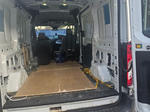 Used 2018 Ford Transit 250 130 Medium Roof image 9