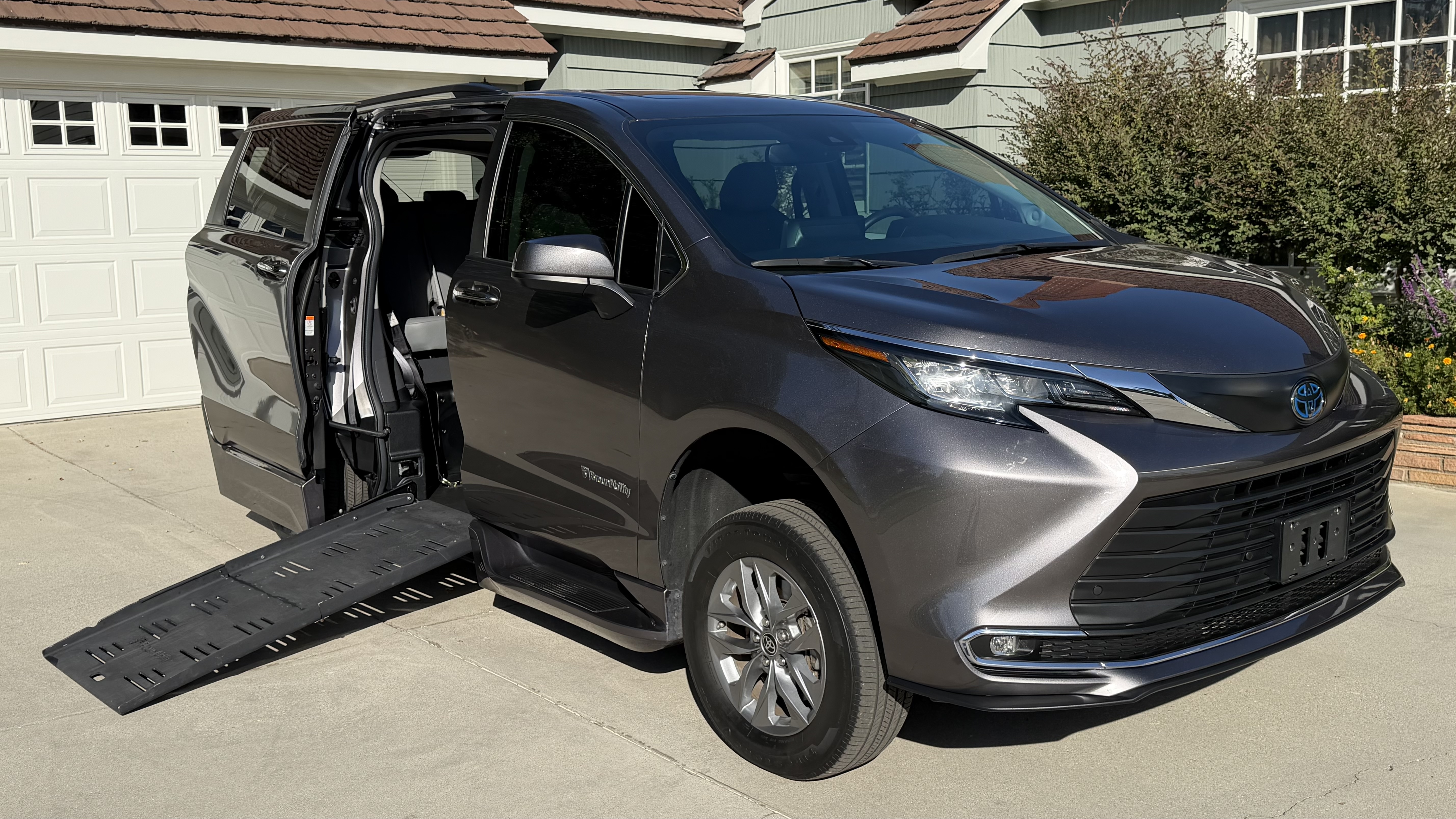 Used 2022 Toyota Sienna XLE w/ XLE Plus Package FWD image 1