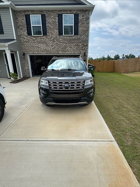 Used 2017 Ford Explorer XLT w/ Equipment Group 202A FWD image 5