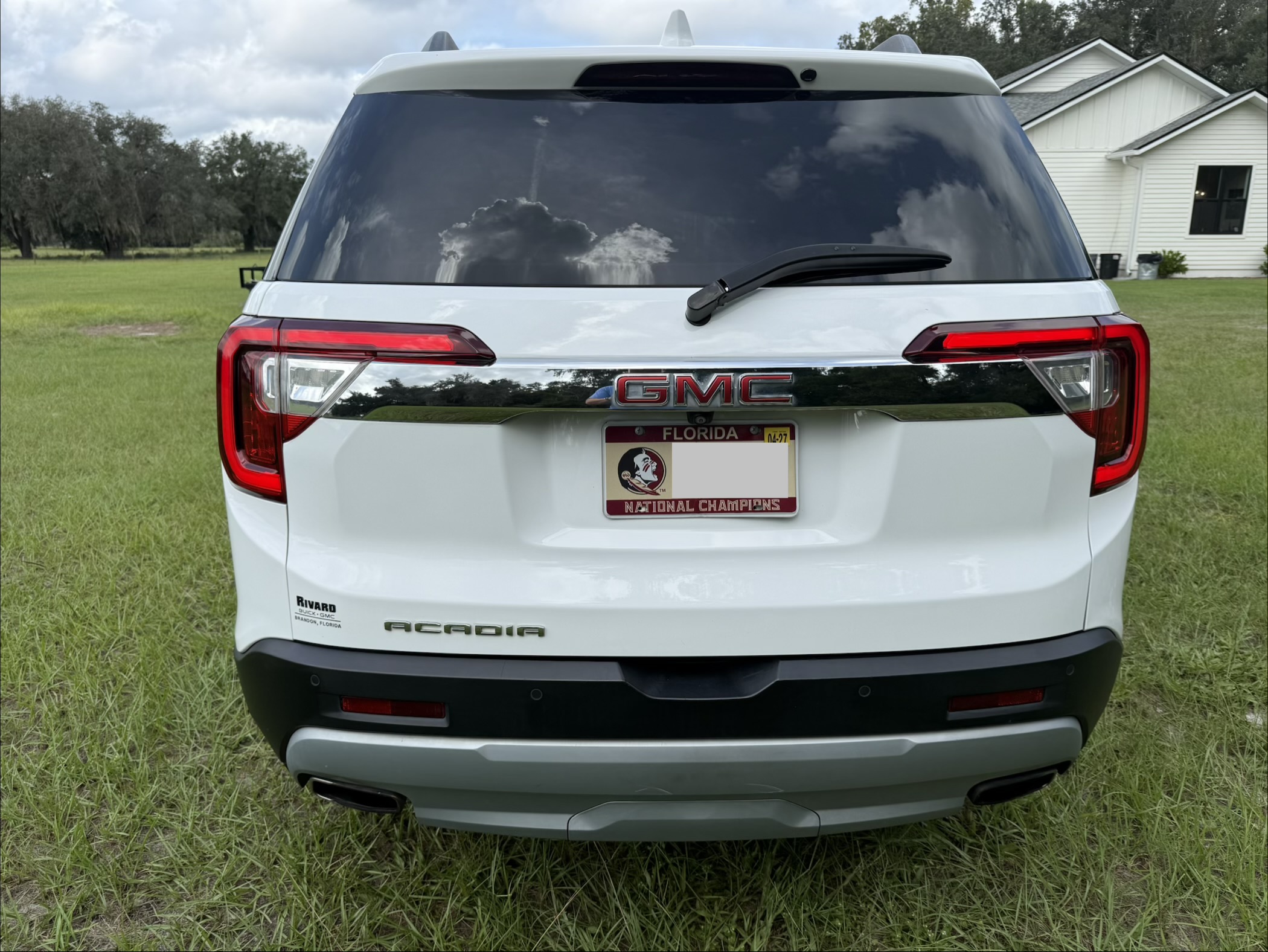 Used 2021 GMC Acadia SLT w/ Technology Package FWD image 9
