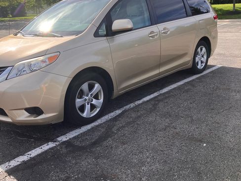 Used 2011 Toyota Sienna LE w/ Towing Pkg FWD image 4