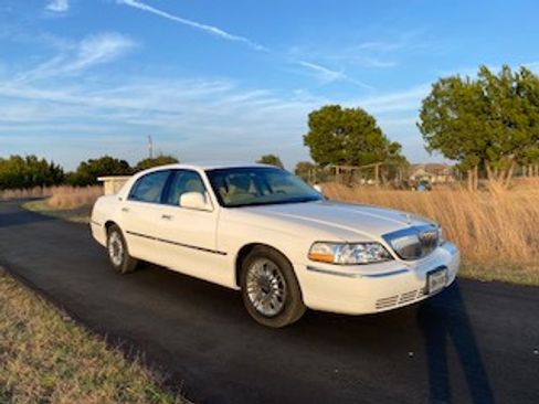 Used 2011 Lincoln Town Car Signature Limited image 4