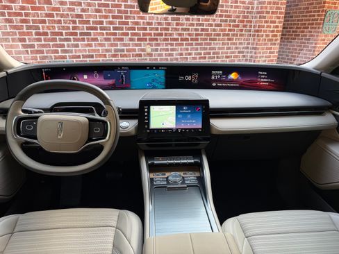 Used 2025 Lincoln Nautilus Reserve AWD/4WD image 9