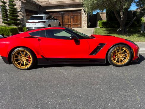 Used 2015 Chevrolet Corvette Z06 w/ 2LZ Preferred Equipment Group image 2