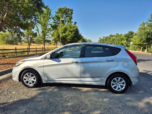 Used 2013 Hyundai Accent GS FWD image 2