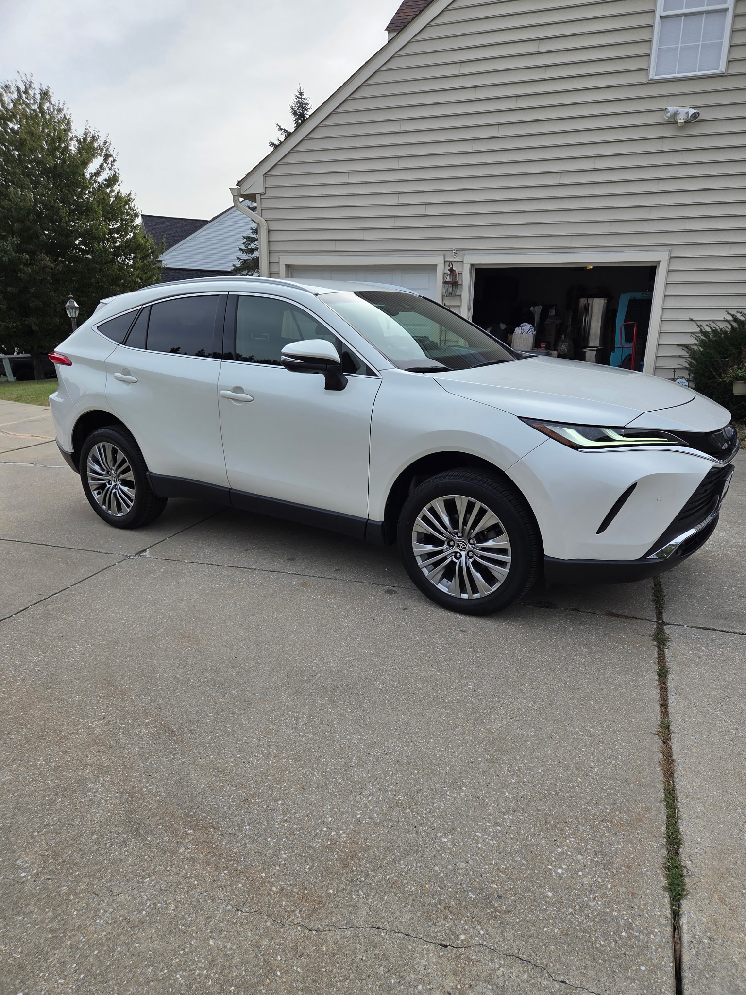 Used 2022 Toyota Venza XLE AWD/4WD image 6