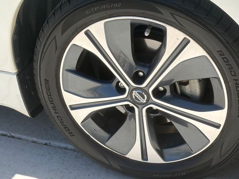 Used 2018 Nissan Leaf SV w/ SV Technology Package FWD image 8