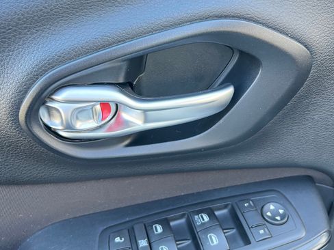 Used 2016 Jeep Cherokee Latitude w/ Cold Weather Group image 15