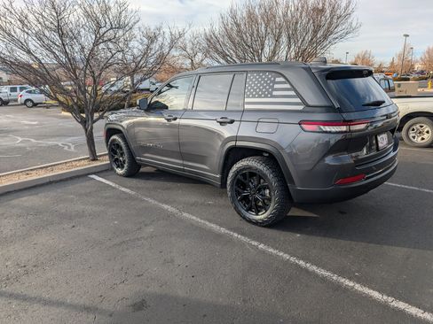 Used 2024 Jeep Grand Cherokee Altitude image 5