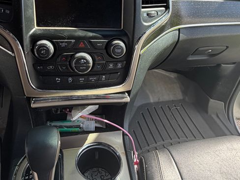 Used 2017 Jeep Grand Cherokee Limited image 25