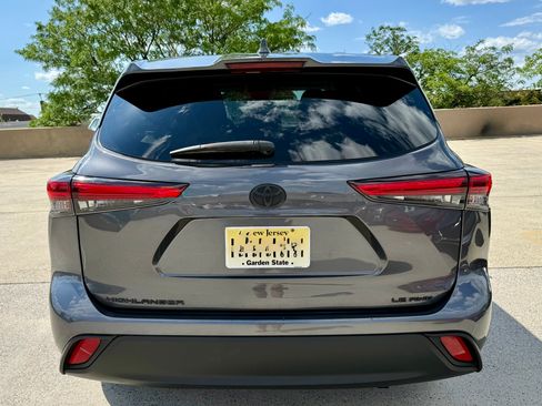 Used 2020 Toyota Highlander LE AWD/4WD image 8