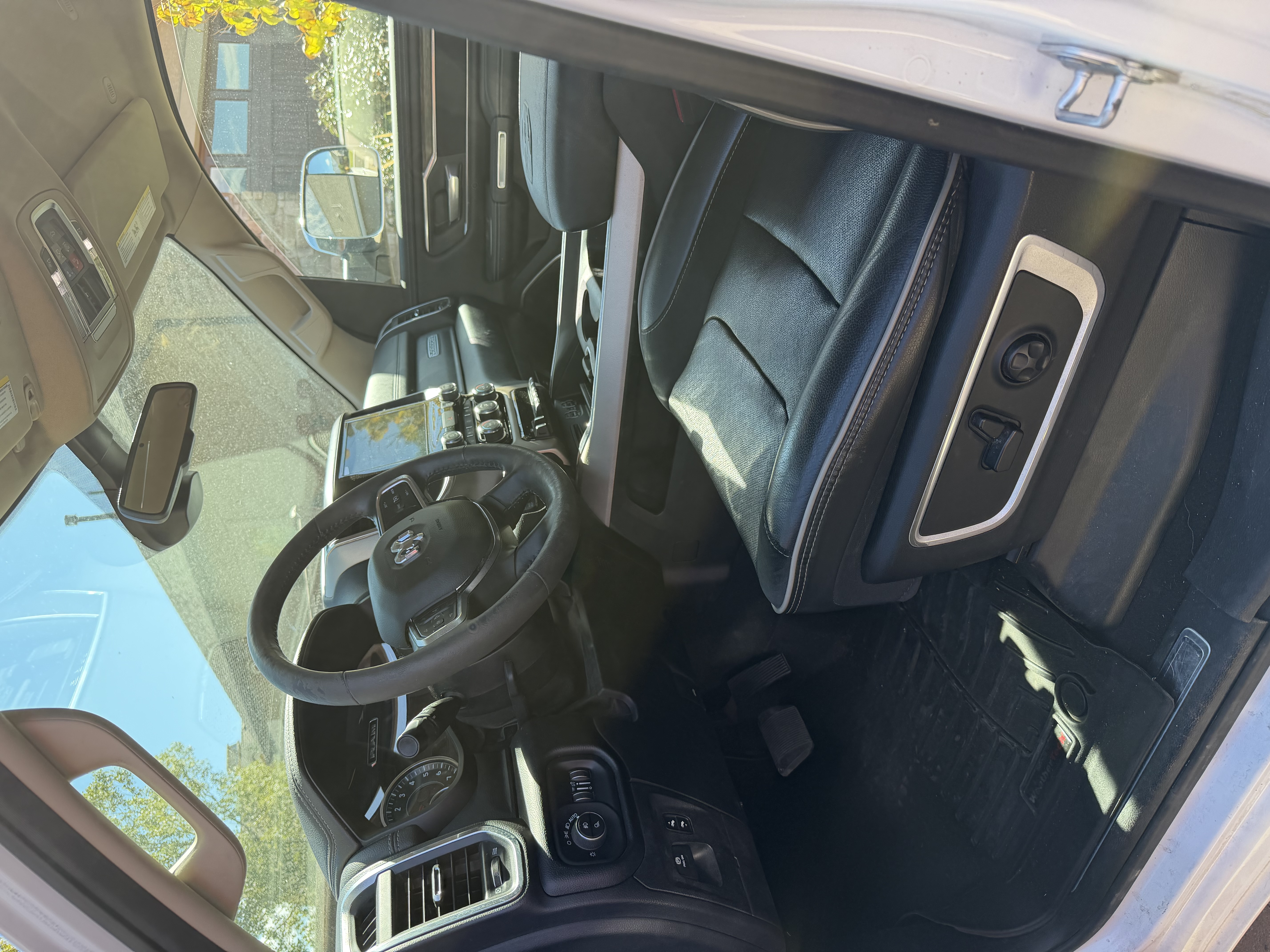 Used 2019 RAM 1500 Laramie AWD/4WD image 12