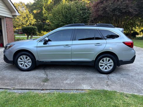 Used 2019 Subaru Outback 2.5i Premium AWD/4WD image 6