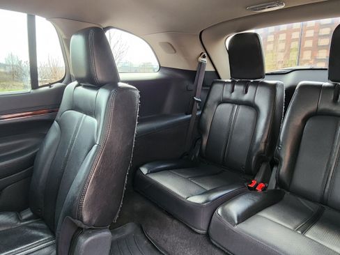 Used 2011 Lincoln MKT AWD w/ 101A Rapid Spec Order Code image 17