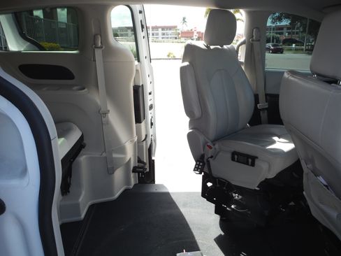 Used 2021 Chrysler Voyager Lxi FWD image 11