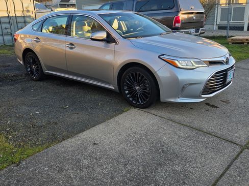 Used 2017 Toyota Avalon XLE Premium image 2