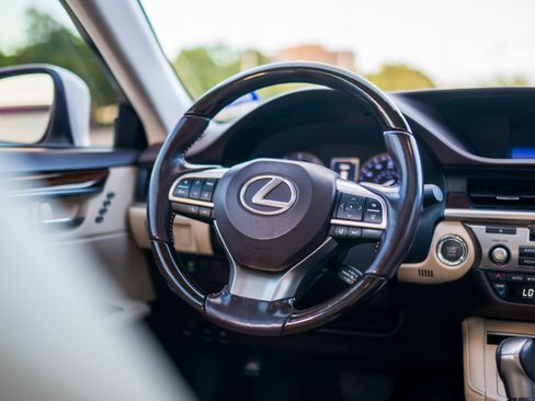 Used 2017 Lexus ES 350 w/ Premium Package FWD image 18