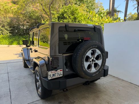 Used 2016 Jeep Wrangler Unlimited Sahara w/ Dual Top Group AWD/4WD image 23
