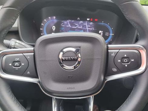 Used 2023 Volvo XC40 Recharge Plus image 4