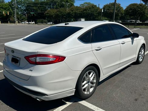 Used 2016 Ford Fusion SE FWD image 2