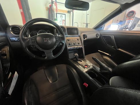 Used 2014 Nissan GT-R Premium image 14