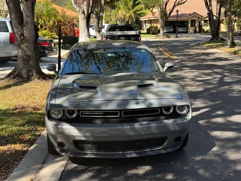 Used 2019 Dodge Challenger SXT image 2