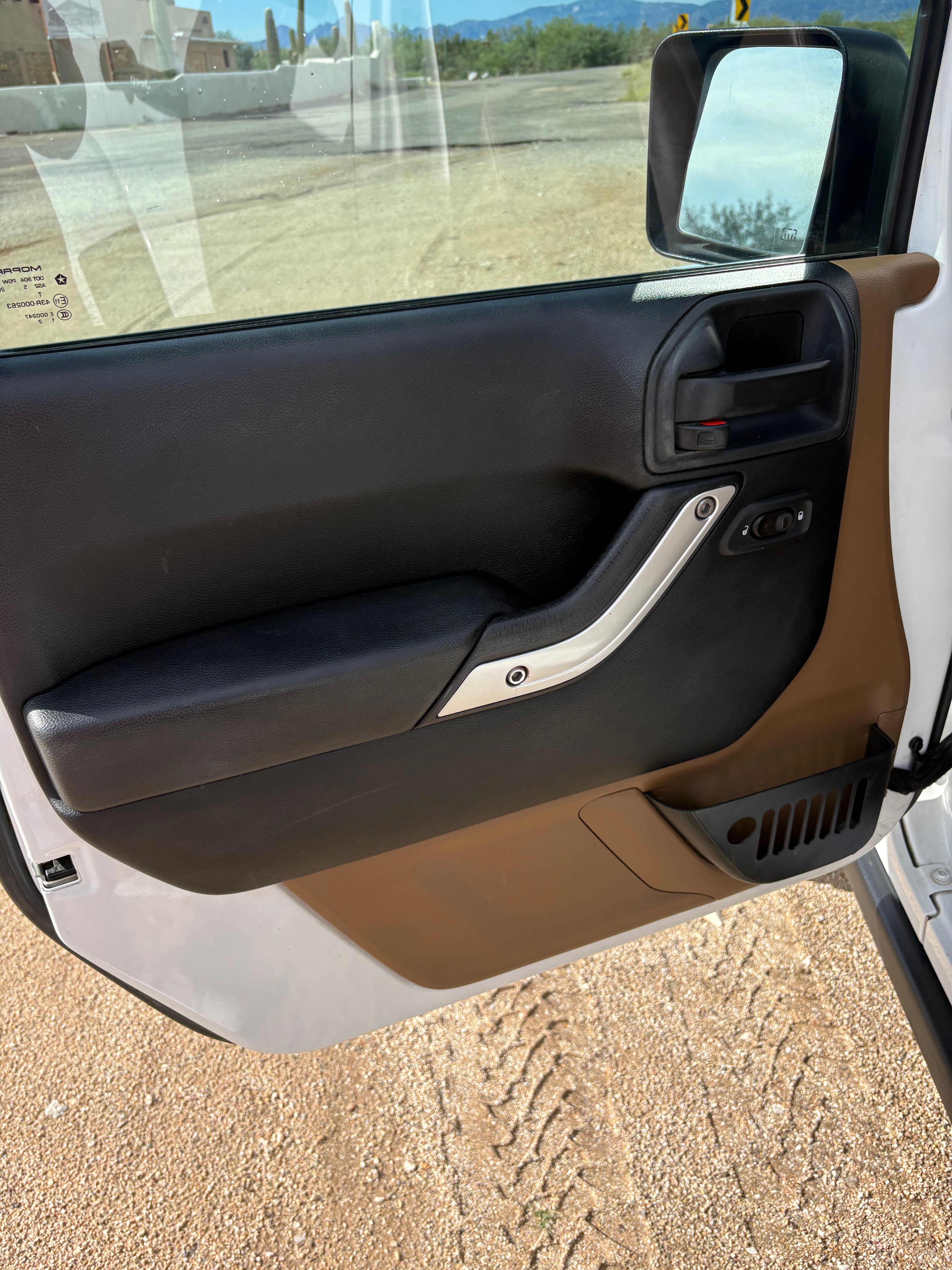 Used 2015 Jeep Wrangler Unlimited Rubicon w/ Connectivity Group AWD/4WD image 19