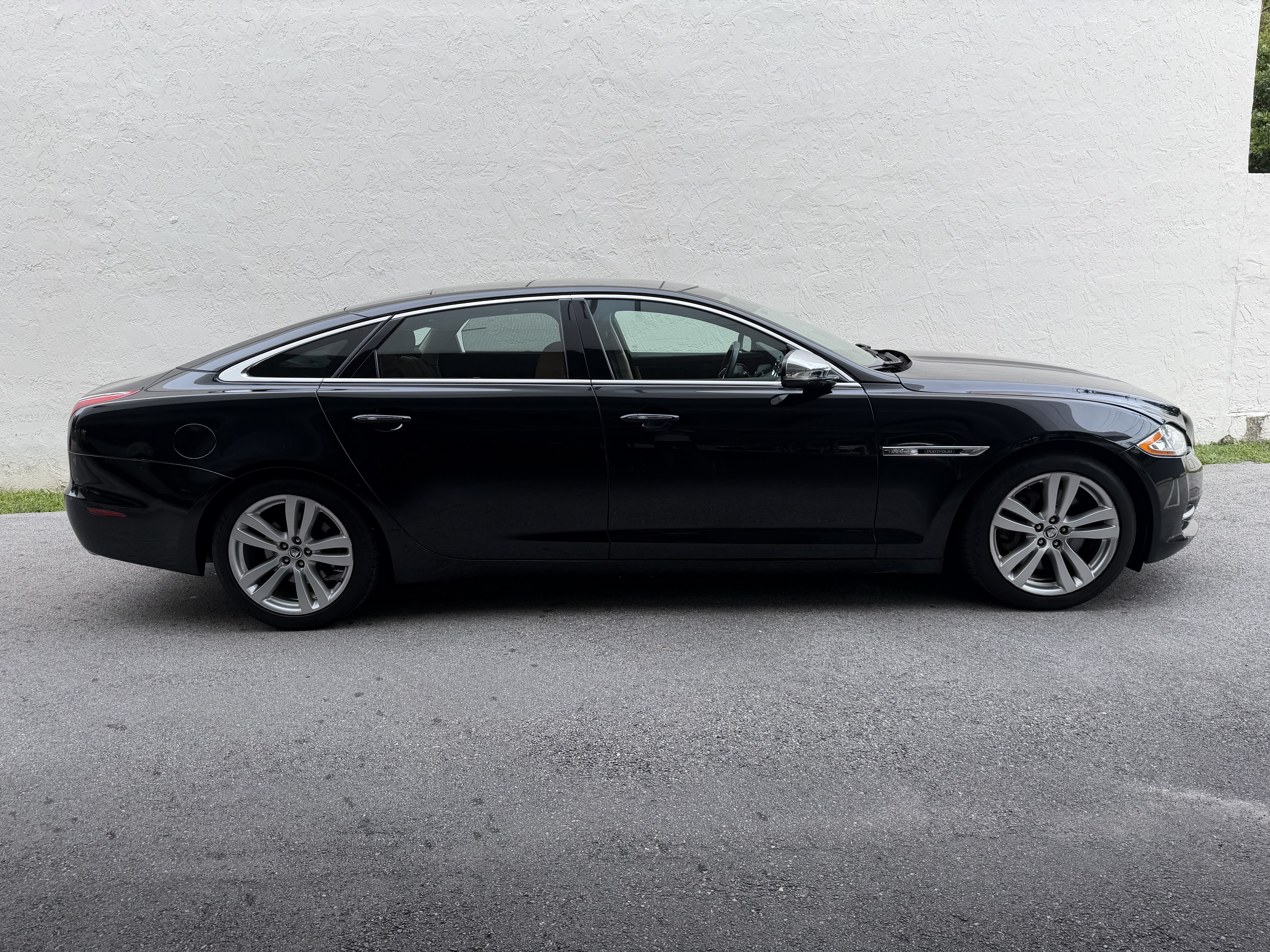 Used 2012 Jaguar XJ L RWD image 1