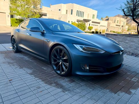 Used 2020 Tesla Model S Long Range Plus image 5