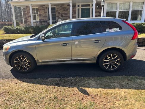 Used 2017 Volvo XC60 T6 Dynamic w/ Preferred Option Package image 4