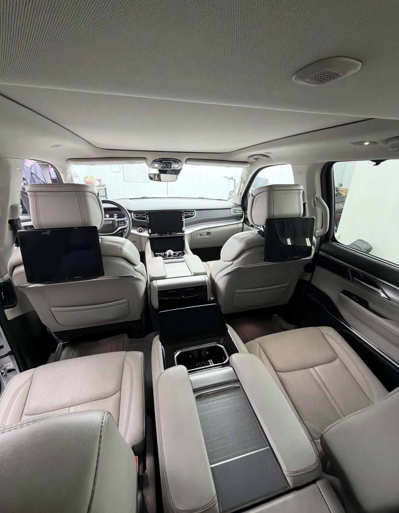 Used 2023 Jeep Grand Wagoneer 4WD w/ Rear Seat Video Group 1 image 9