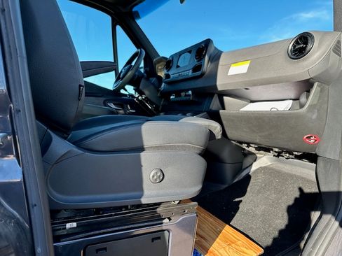 Used 2022 Mercedes-Benz Sprinter 2500 image 4