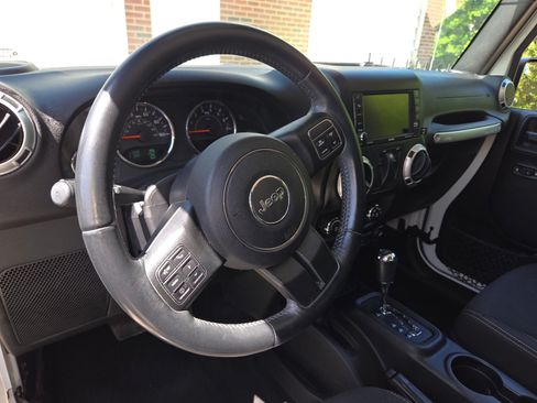 Used 2016 Jeep Wrangler Sahara w/ Dual Top Group AWD/4WD image 12