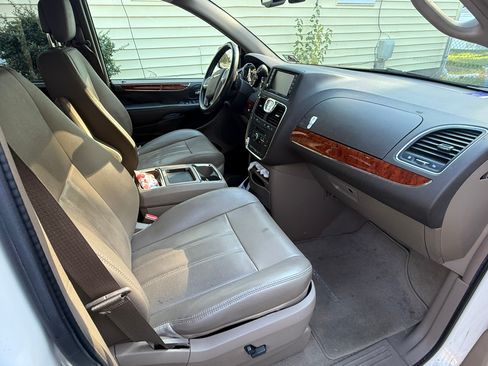 Used 2013 Chrysler Town & Country Touring-L w/ Driver Convenience Group image 6