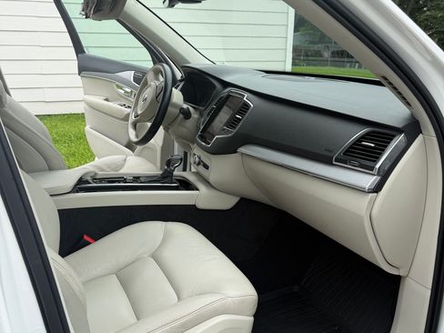 Used 2021 Volvo XC90 T5 Momentum w/ Climate Package AWD/4WD image 9