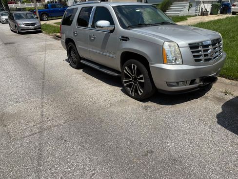 Used 2010 Cadillac Escalade Luxury image 13