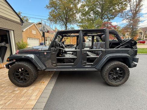 Used 2016 Jeep Wrangler Unlimited Rubicon image 2