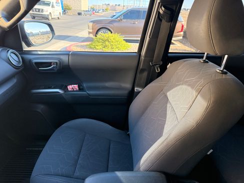 Used 2018 Toyota Tacoma TRD Off-Road w/ Technology Package AWD/4WD image 14
