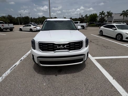 Used 2023 Kia Telluride S FWD image 4