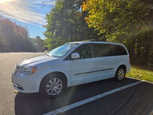 Used 2015 Chrysler Town & Country Touring image 9