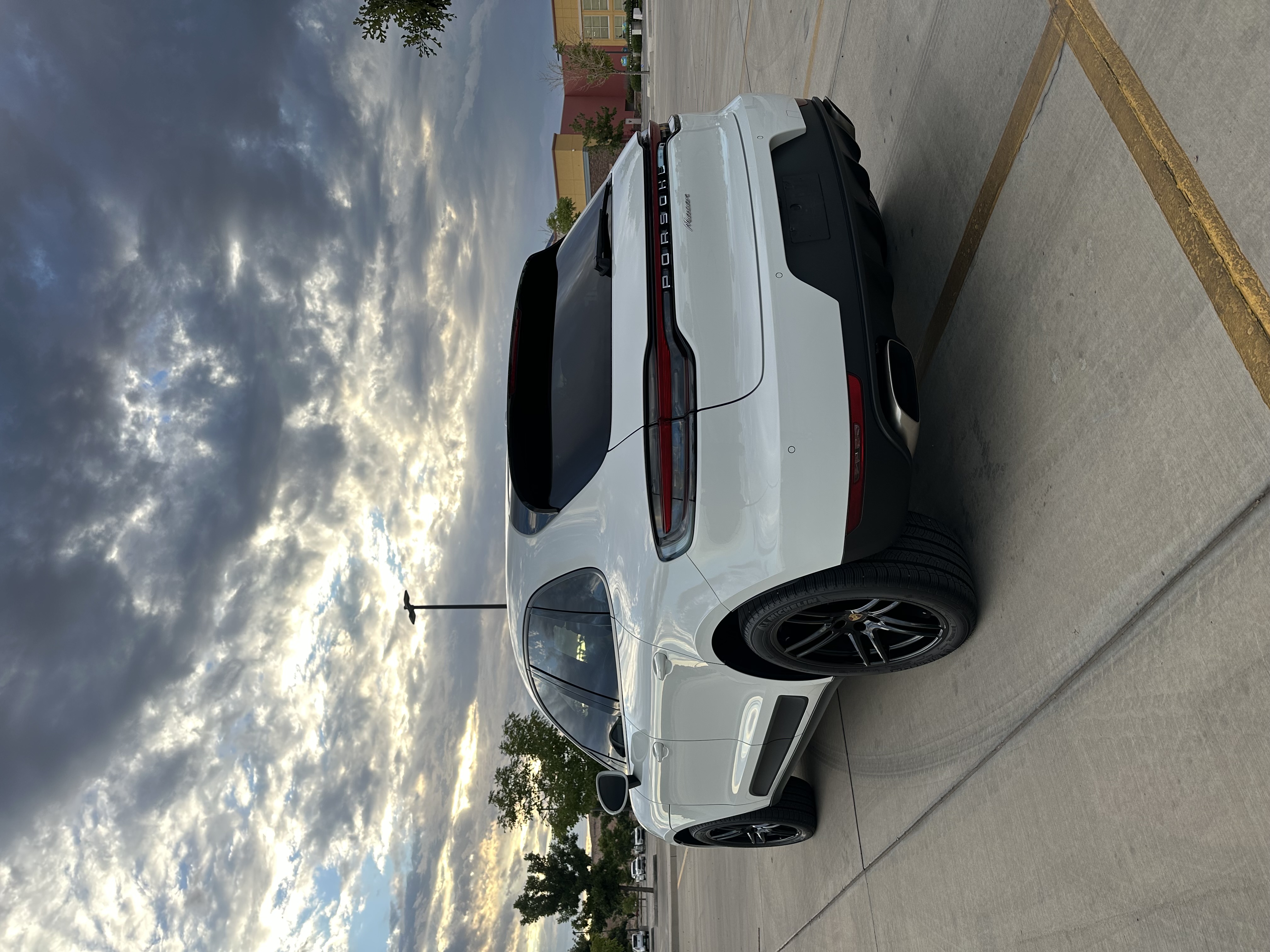 Used 2020 Porsche Macan AWD/4WD image 10