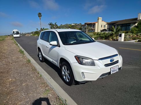 Used 2013 Toyota RAV4 EV image 2