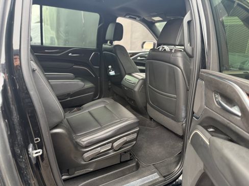 Used 2023 Cadillac Escalade ESV Luxury image 1