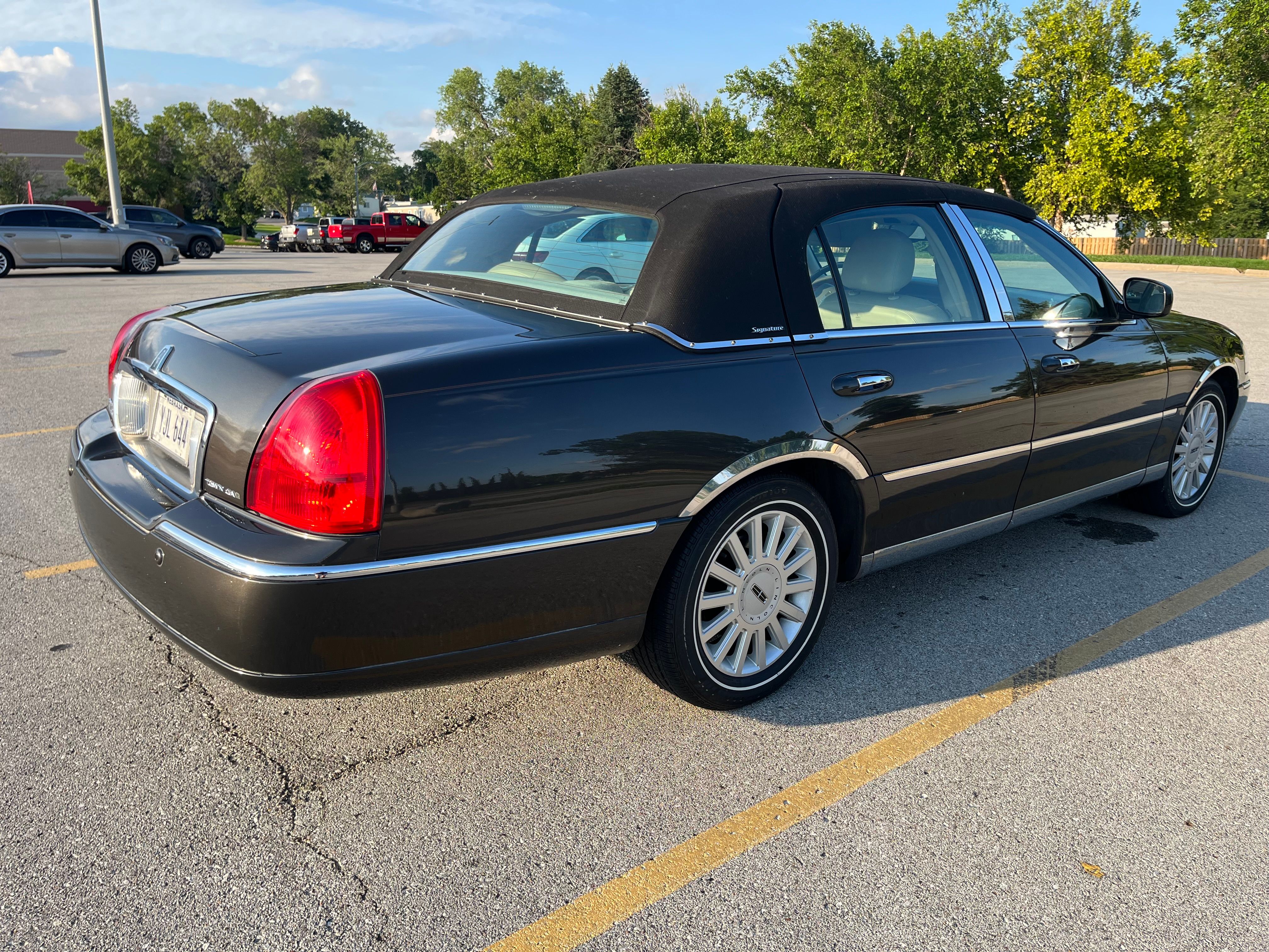 Used 2005 Lincoln Town Car Signature RWD image 5