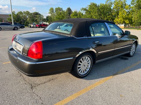 Used 2005 Lincoln Town Car Signature RWD image 5