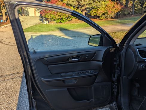 Used 2015 Chevrolet Traverse LT image 14