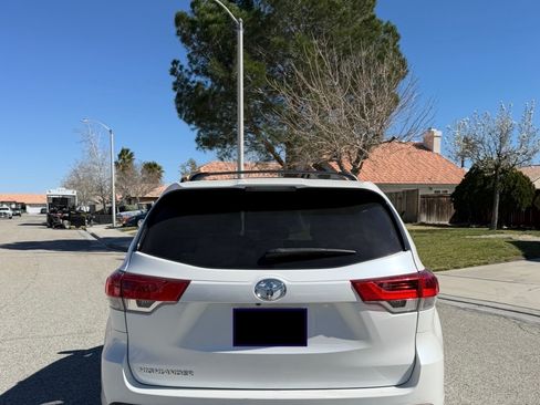 Used 2019 Toyota Highlander LE w/ Carpet Mat Package (TMS) image 2